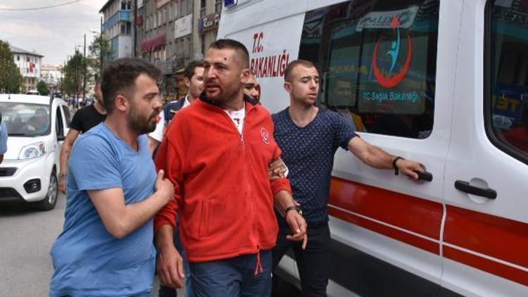 Sivasta sokak ortasında silahlı kavga: 3 yaralı