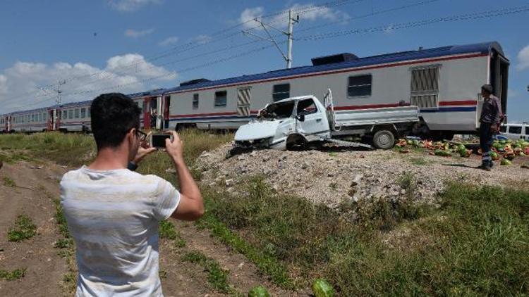 Mucize kurtuluşu gören tren yolcuları cep telefonlarıyla görüntü çekti