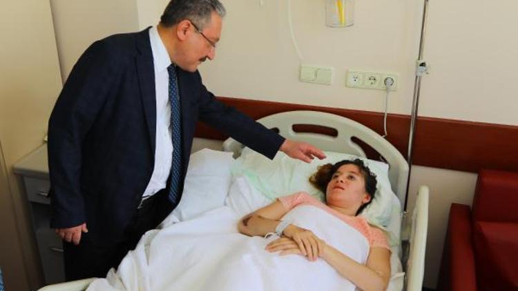 Rektör Güven, yaralı olarak müdahale ettiği öğrenciyi hastanede ziyaret etti