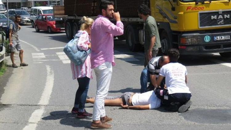 Kadıköyde kaza: Pantolonunun bacağı araçta takılı kaldı