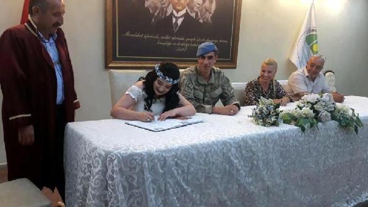 Uzman çavuş nikaha askeri üniformasıyla katıldı