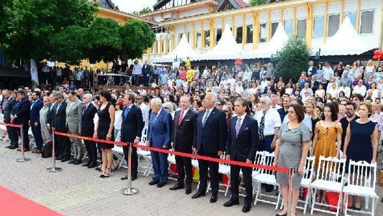 Cengiz, Galatasaray Üniversitesi mezuniyet törenine katıldı