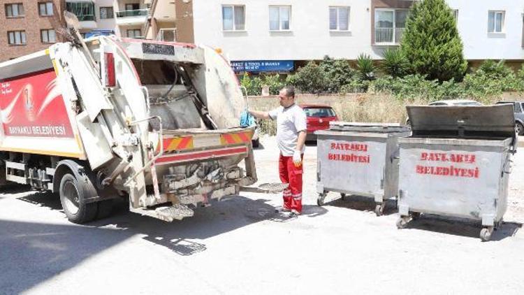 Bayraklı sokaklarında yaz temizliği