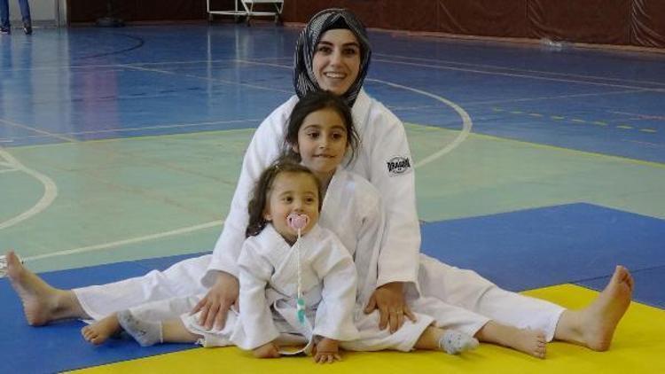 Judocu anne ve kızları