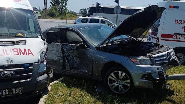 Ambulansla otomobil çarpıştı: 2 yaralı