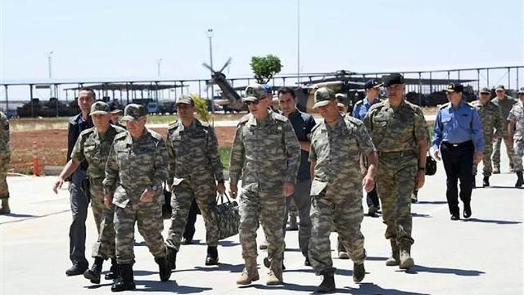 Genelkurmay Başkanı Akar, Suriye sınırındaki birlikleri denetledi