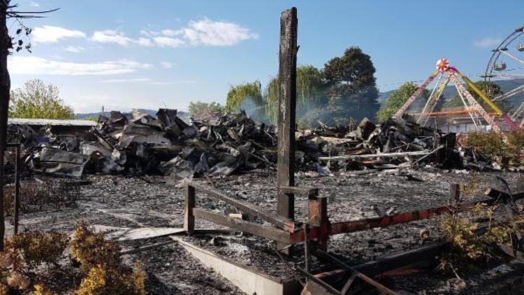 Sapanca Gölü kıyısındaki 10 işyeri yandı (2)
