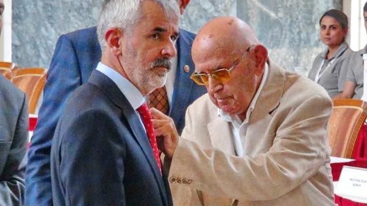 Milletvekili Sazakın rozetini 93 yaşındaki babası taktı, Çelike torunu eşlik etti