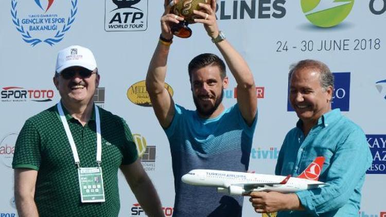 Antalya Açıkta şampiyon olan Dzumhur ödülünü aldı