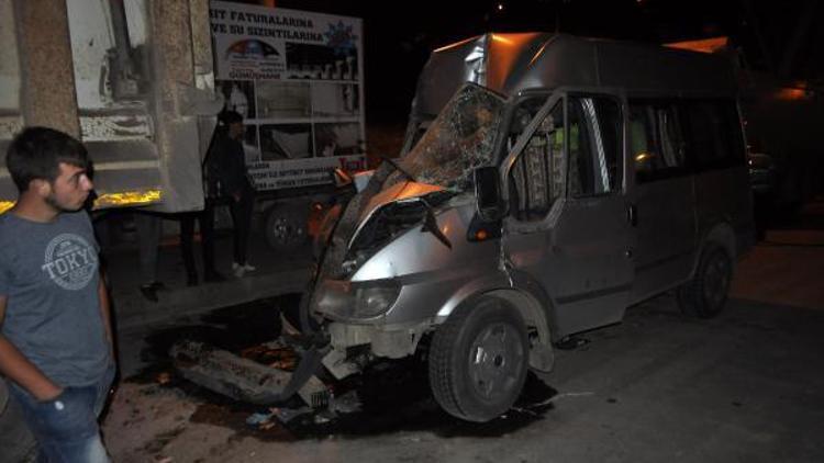 Minibüs, park halindeki kamyona çarptı: 1 ölü, 1 yaralı