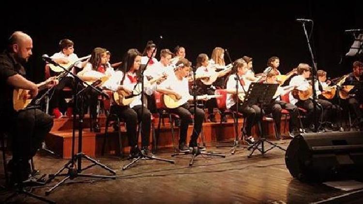 Halk Eğitim Merkezi kursiyerleri başarılı bir konser verdi