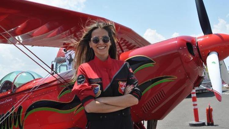 Türkiyenin ilk kadın akrobasi pilotu Semin Öztürkten nefes kesen gösteri
