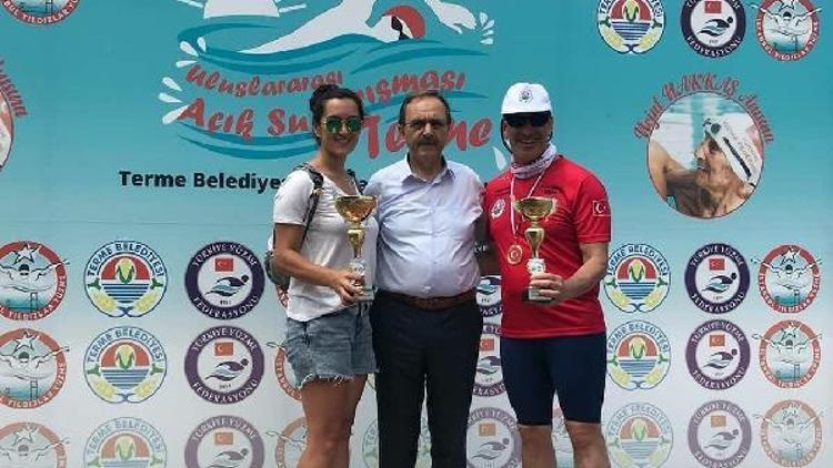 Kimya öğretmeni yüzme yarışında birinci oldu