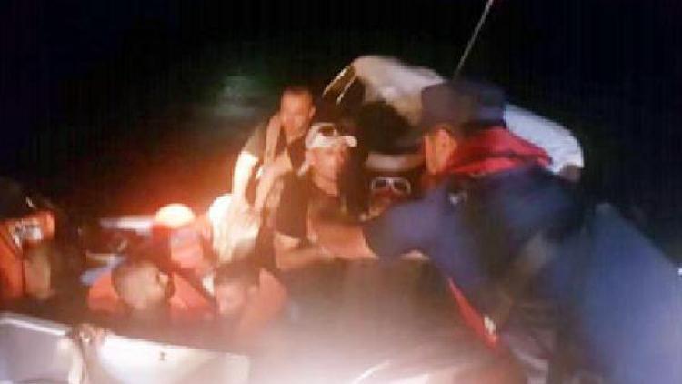 Su alan teknedeki kaçakları Sahil Güvenlik ekipleri kurtardı