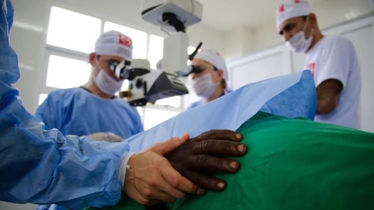 Doğum günlerinde Afrika’daki bir çift gözü sağlığına kavuşturuyorlar