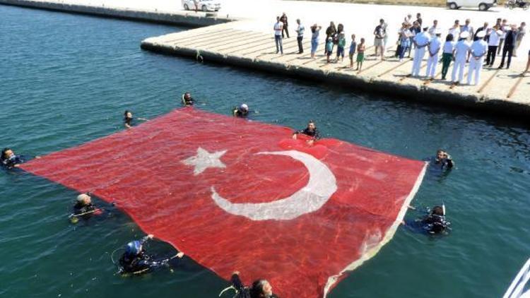 Denizde dev Türk bayrağı açtılar