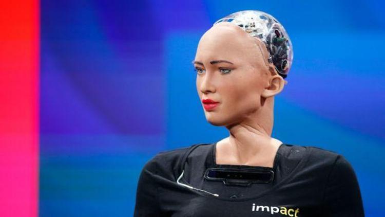 Havalimanında parçaları kaybolan robot Sophia, Başbakan ile yemeğe katılamadı