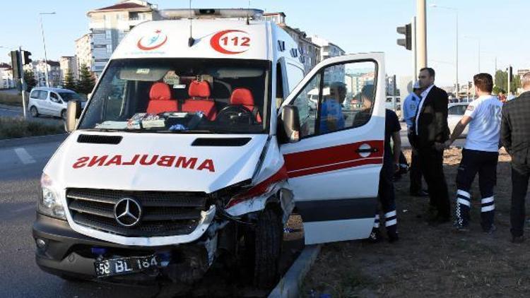 Hasta taşıyan ambulans kaza yaptı: 2 yaralı