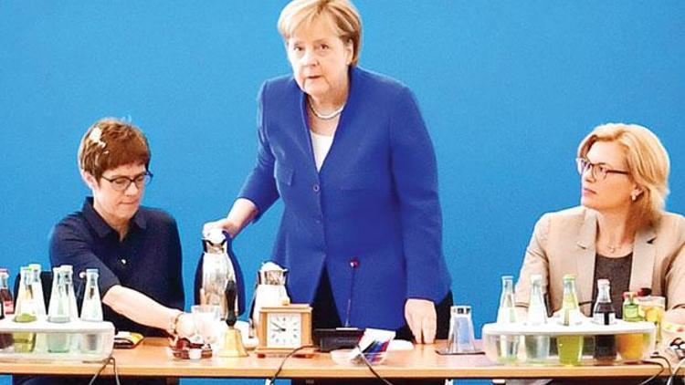 Merkel ikna etti: Almanya’da hükümet krizinin eşiğinden dönüldü