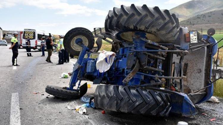 Minibüs, römork takılı traktöre arkadan çarptı: 20 yaralı