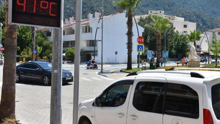 Marmariste sıcaktan bunalanlar sahil ve havuz başlarını doldurdu