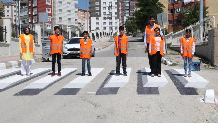 Öğrencilerden okul önüne ‘3 boyutlu’ yaya geçidi