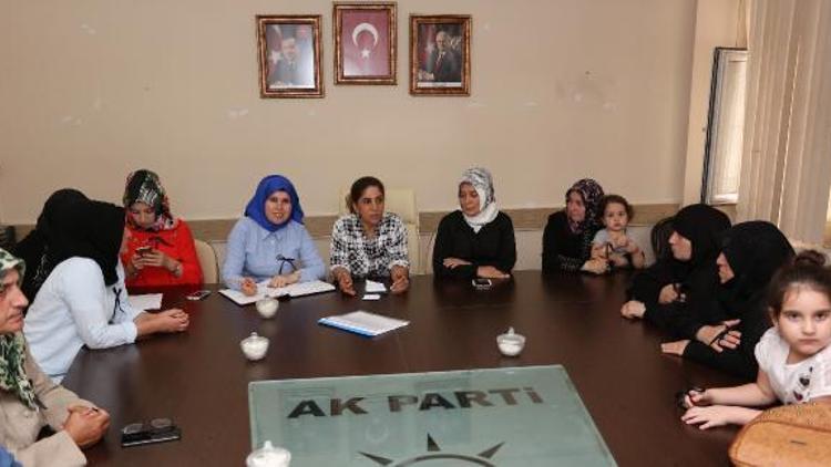 AK Partili kadınlardan kurdeleli tepki