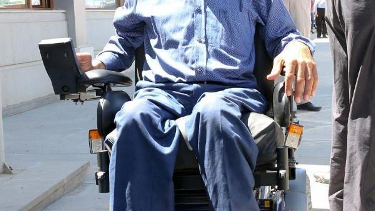 Polis ekipleri engelli adama tekerlekli sandalye hediye etti