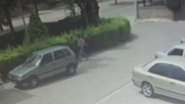 4 çocuğun park halindeki otomobili çalma anı kamerada