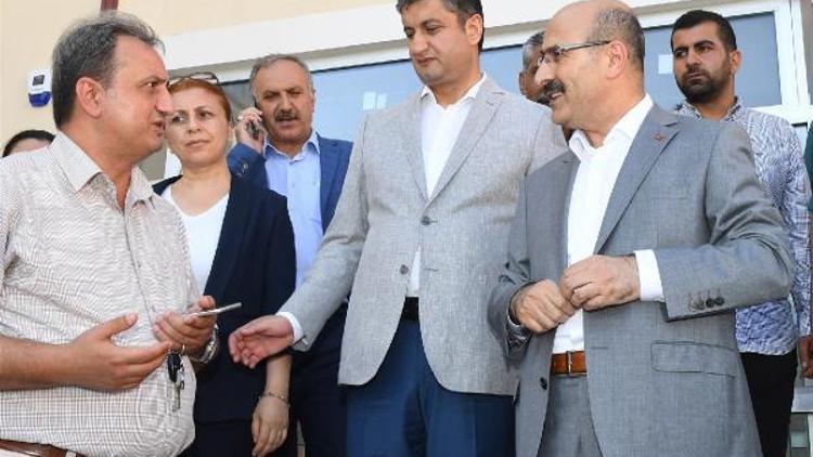 Vali Demirtaş yapımı tamamlanan okul binasında incelemelerde bulundu