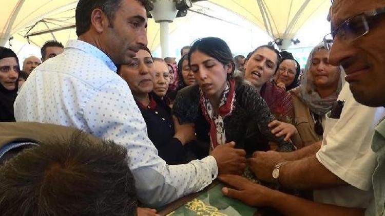 Kaza kurbanı ailenin cenazesi Ankarada toprağa verildi