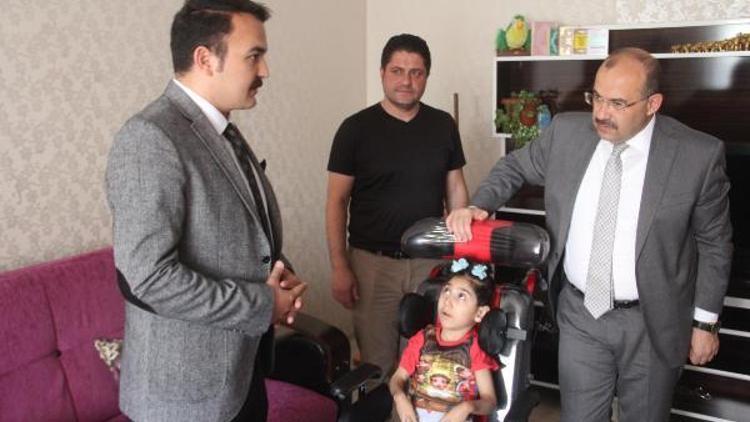 Bitlis Valisi Ustaoğlu’ndan  7 yaşındaki engelli Narin’e tekerlekli sandalye hediye etti