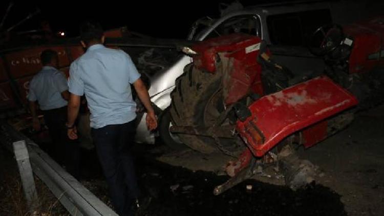 Samsat’ta minibüs ile traktör çarpıştı: 2 ölü, 5 yaralı