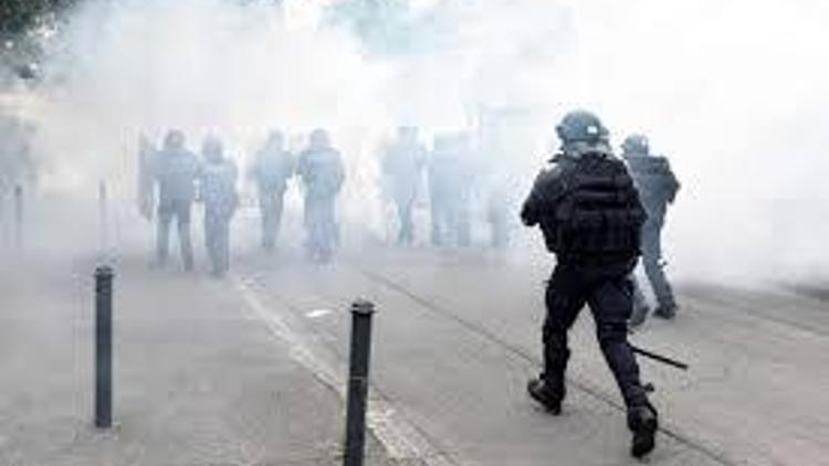 Fransada sokak çatışmaları sürüyor