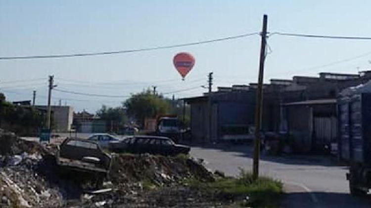 11 turist taşıyan sıcak hava balonu, sanayiye acil iniş yaptı