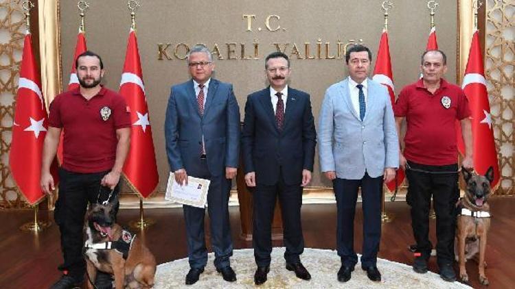 Dedektör köpeklerle başarı belgelerini aldılar