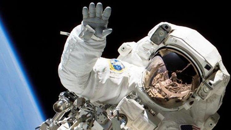 Astronotlar neden hep beyaz giyer