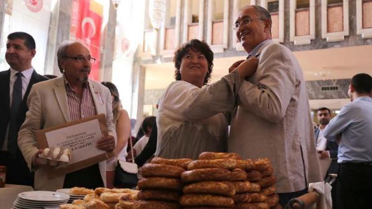 CHPli Atila Sertel kayıt oldu, boyoz-gevrek dağıttı