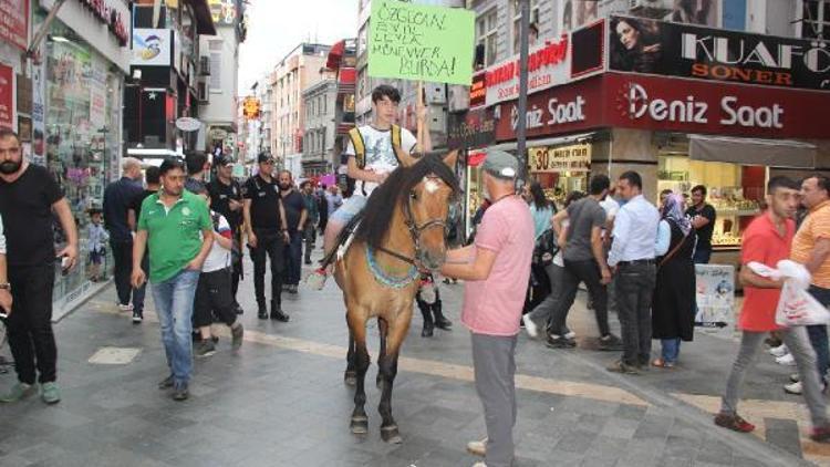 Akaryakıt istasyonuna at üstünde geldi