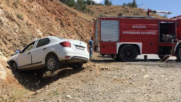 Pütürgede otomobil toprak yığınına çarptı: 3 yaralı