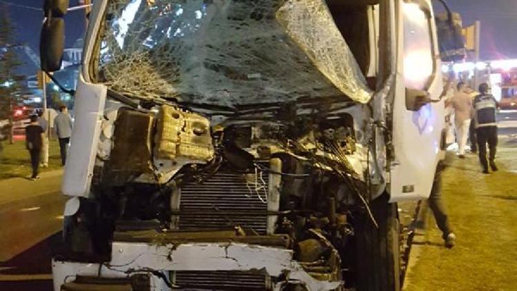 Kütahyada TIRın çarptığı yolcu otobüsü devrildi: 1 ölü 13 yaralı