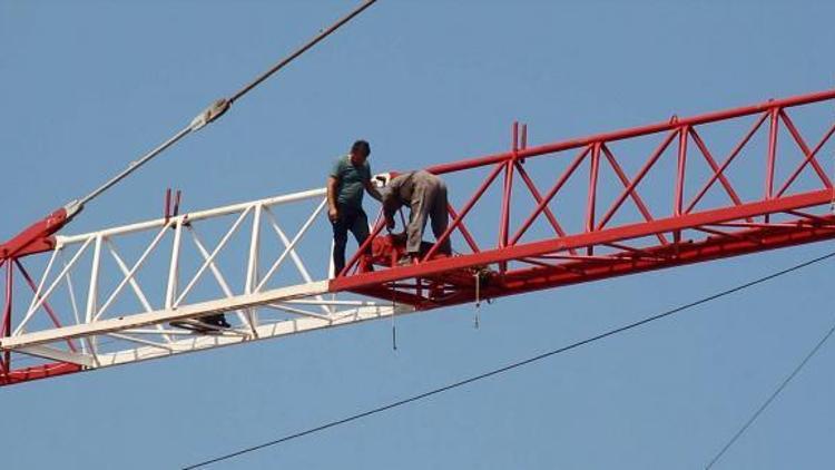 Arızalanan kule vinçte, tehlikeli çalışma