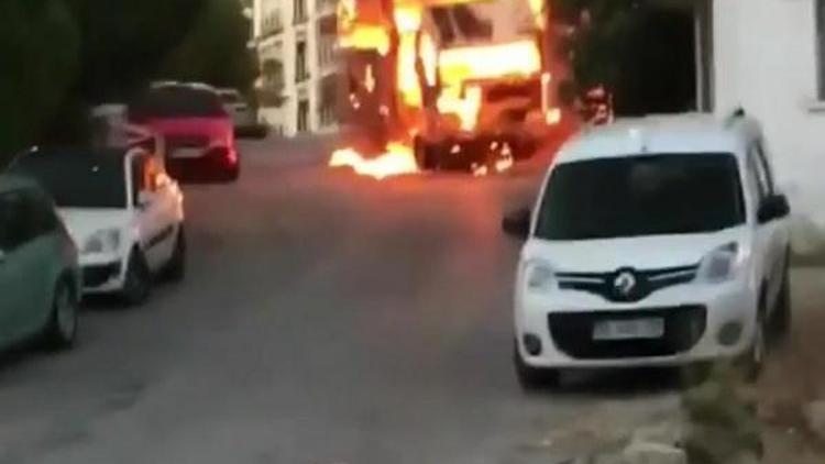İzmirde yanan araç, kendiliğinden hareket edip eve çarptı: 2 yaralı