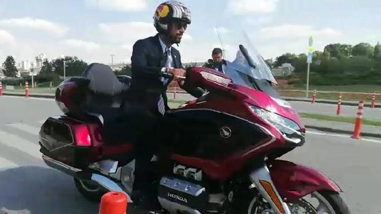 Sofuoğlu yemin törenine motosikletiyle geldi
