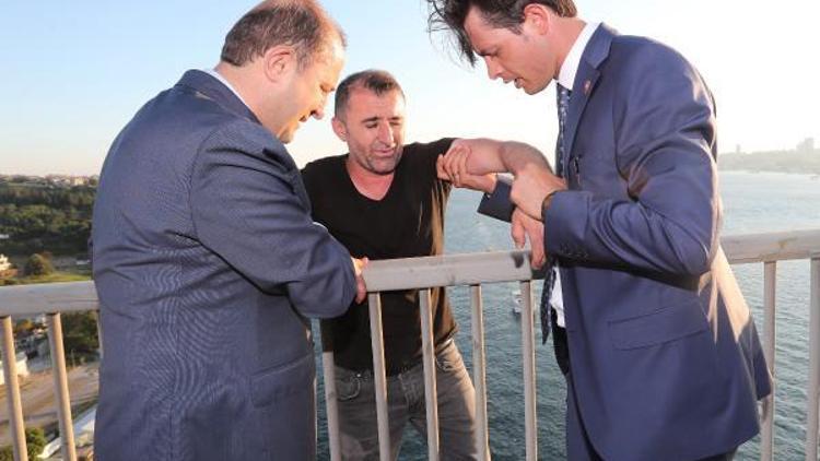 (Ek fotoğraflar ) - Köprüdeki intiharı Başbakan Yıldırım önledi