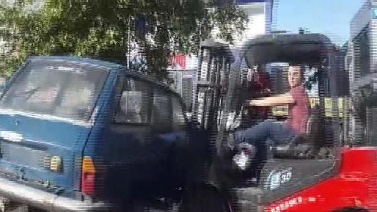 Trafiktekilerin canını hiçe sayan görüntü; Hurda otomobili forklift ile taşıdılar