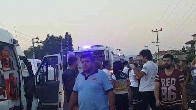 Tur minibüsü traktöre çarptı: 6sı turist, 8 yaralı