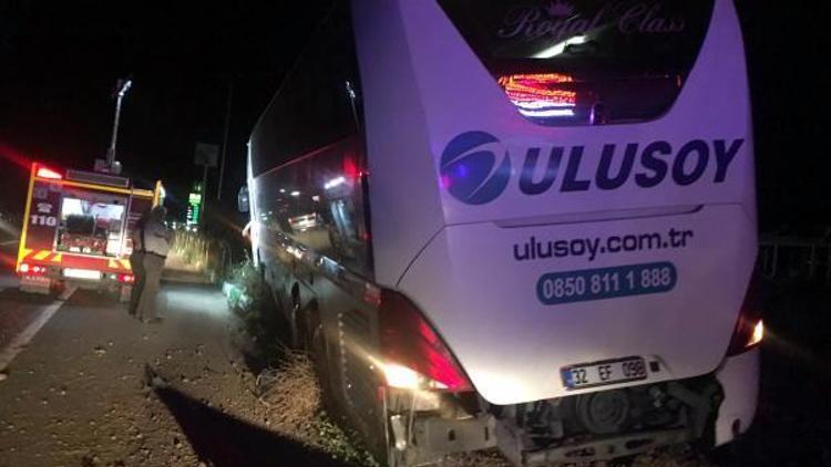 Yolcu otobüsü traktör çarpıştı: 2 ölü, 3 yaralı