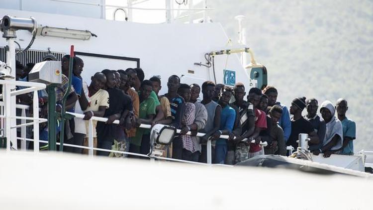 İtalya limanlarını mültecilere kapatmak istiyor