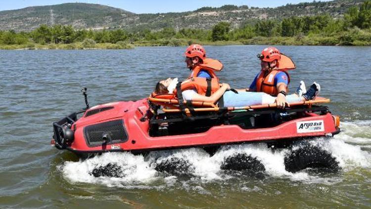 İzmir İtfaiyesinin yeni arazi aracı engel tanımıyor